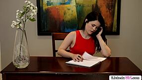 Atleta morena lame y mete dedos a periodista petisa 18+ hasta el orgasmo lesbiano