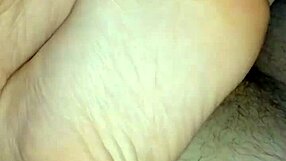 Domowa goła stópka kończy wielkim wytryskiem spermy.