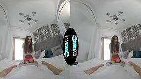 Brune chope oral et creampie d'énorme bite en plan VR dortoir