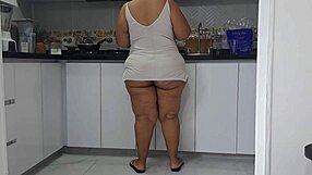 I masturbate watching my stepmother's big ass in the kitchen