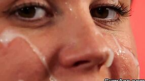 Szexi címlaplány extrém élvezetet érez blowbangtól, arcba és bukkake cumshottól