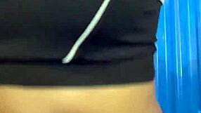 混雑トイレで激エロ娘マンコ舐め攻め