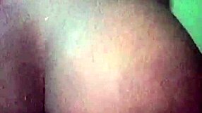 Tinerică excitată 18+ se strecoară în beznă și își distruge pizda udă cu plăcere intensă