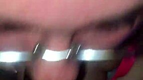 בחורה לבנה אמילי מוצצת זין שחור גדול עמוק בפה בתשוקה מטורפת