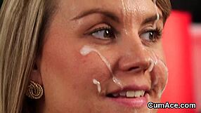 Sexet Centerfold Føler Ekstrem Nydelse Fra Blowbang, Facial og Bukkake Cumshots