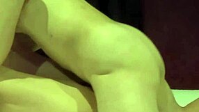 כלה יפנית נשואה עם מותניים צרות מזדיינת בחדר מלון בפעם ראשונה