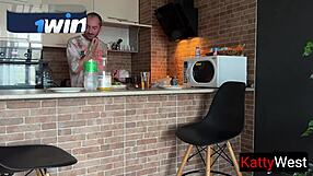 Hustru bedrager manden under hans næse mens han laver mad