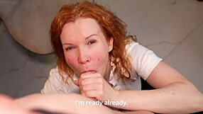 الأم الزوجية البدينة الحمراء في وضع الكلب والملعقة