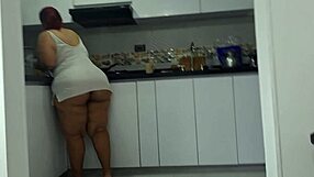 I masturbate watching my stepmother's big ass in the kitchen