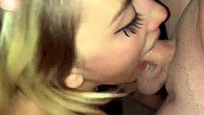 Lepa devojka guši se na kurcu u prljavom dubokom grlu