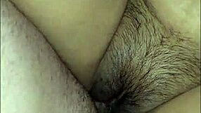 Hun river tøjet af og rider monsterpik mens saftig fisse bliver våd og får mig til at komme