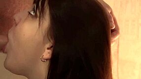 Păsărică neagră adorabilă futută în piscină de moșul cu pula mare