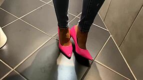 Epätoivoinen saksalainen rakastaja pissailee farkkuihin ja perselle kiusoitellessaan käsin ja suulla