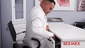 No creo el polvazo rápido con Kari Cachonda, milf, y dos médicos en Sexmex