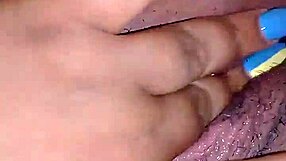 חברה קולומביאנית מתענגת עם צעצועים בשבילי