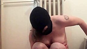 עבדת סופגת סטירות השפלה עם ויברטור ומציצה