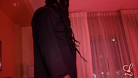 Groza noči čarovnic: nevesta trupla dobi intenzivno od velike črne kure v kostumu