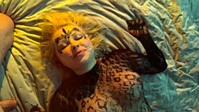 Mester underviser grundig røvslik anilingus i klasserummet