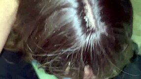 Spolubývajúca hlboko hrdlom nasáva môj kurac a prehltne spermu za nájom