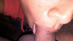 mi hermanastra me chupa el pene muy lento y me saca toda la leche con sus manitos suaves, ay caramba!