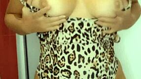 Mă fudul cu degetul și-ți arăt pizda imensă la video call