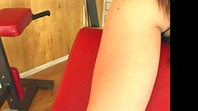 Heiße 18+ Teen-Mädchen masturbiert mit enger Muschi im öffentlichen Fitnessstudio