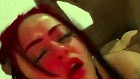 ¡No suelta el juego mientras ansía esa follada en el culo apretado!