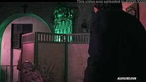 Halina Kowalska de peitões sem blusa dando punheta em cena nua 😏