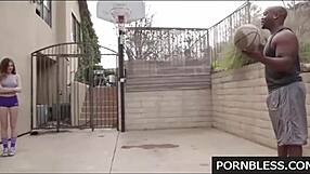 Mlada dekle dobi seks od črnca z monsterskim kurcem na košarkaškem igrišču v interracial hardcore sceni