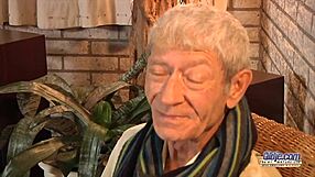 heiße 18+ massiert alten Sack und fickt ihn hart zum Abspritzen Happy End