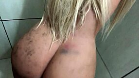 Loirinha Safada szabadítja ki a seggét a bácsival a fürdőszobában