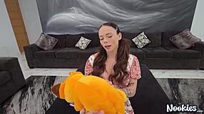 Venkovní sex mezi horny nevlastními sourozenci na procházce?