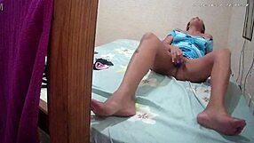 कैमरा पकड़ता है क्यूट लैटिना को खिलौना चढ़कर जाम तक