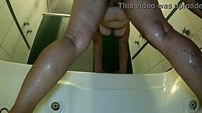 يأكل طيز الأنثى الناضجة داخل مساج الهيدرو لحد النشوة