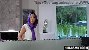 Mlada muslimanka se skrivaj pofuka z ameriškim fantom za očimom