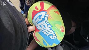 Velika rit črnkinja dobi nikat skozi luknjo v oprijetih legicah na poti do avtopralnice