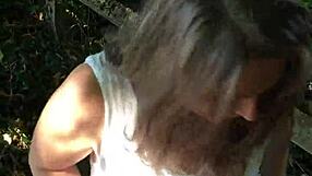 עבדת סופגת סטירות השפלה עם ויברטור ומציצה