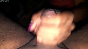 mi hermanastra me chupa el pene muy lento y me saca toda la leche con sus manitos suaves, ay caramba!