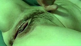 Coño empapado y peludo se corre en selfi close-up con dedeo intenso