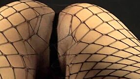 Stříka do ní v psíku po výprasku velký latinské prdele, zatímco se dusí a sténá?