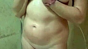 espiando a vecina duchando nos calentamos y me corro