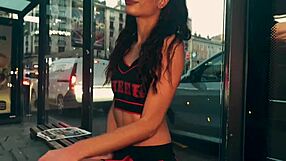 Spustim veliki črni kurac, da mi grobo nika mokro pičko hitro