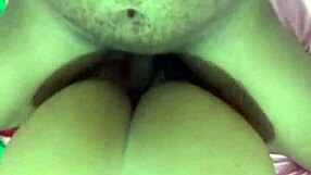 mladá 18+ spolubývajúca ohnutá na hlboký doggystyle v študentskej izbe