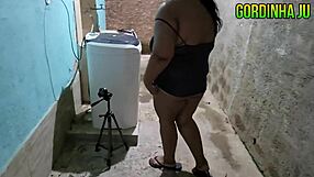 vizinha safada toma gozada na cara de seu vizinho