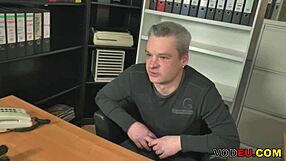 Petite Deutschen Reifen Saugt Und Fickt