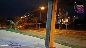 Secretaria do diretor pega chupando pau na praça durante o jantar