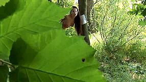 Își scoate chiloții, se apleacă pentru muie și futere în cur cu facial