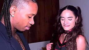 Spustim veliki črni kurac, da mi grobo nika mokro pičko hitro