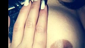 Essa latina universitária adora cada centímetro de pau enfiado fundo na buceta apertada dela