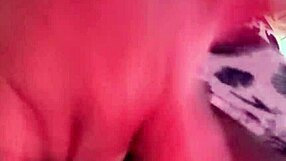 Vročna azijska pinay milf se sprošča z naravnimi joškami POV